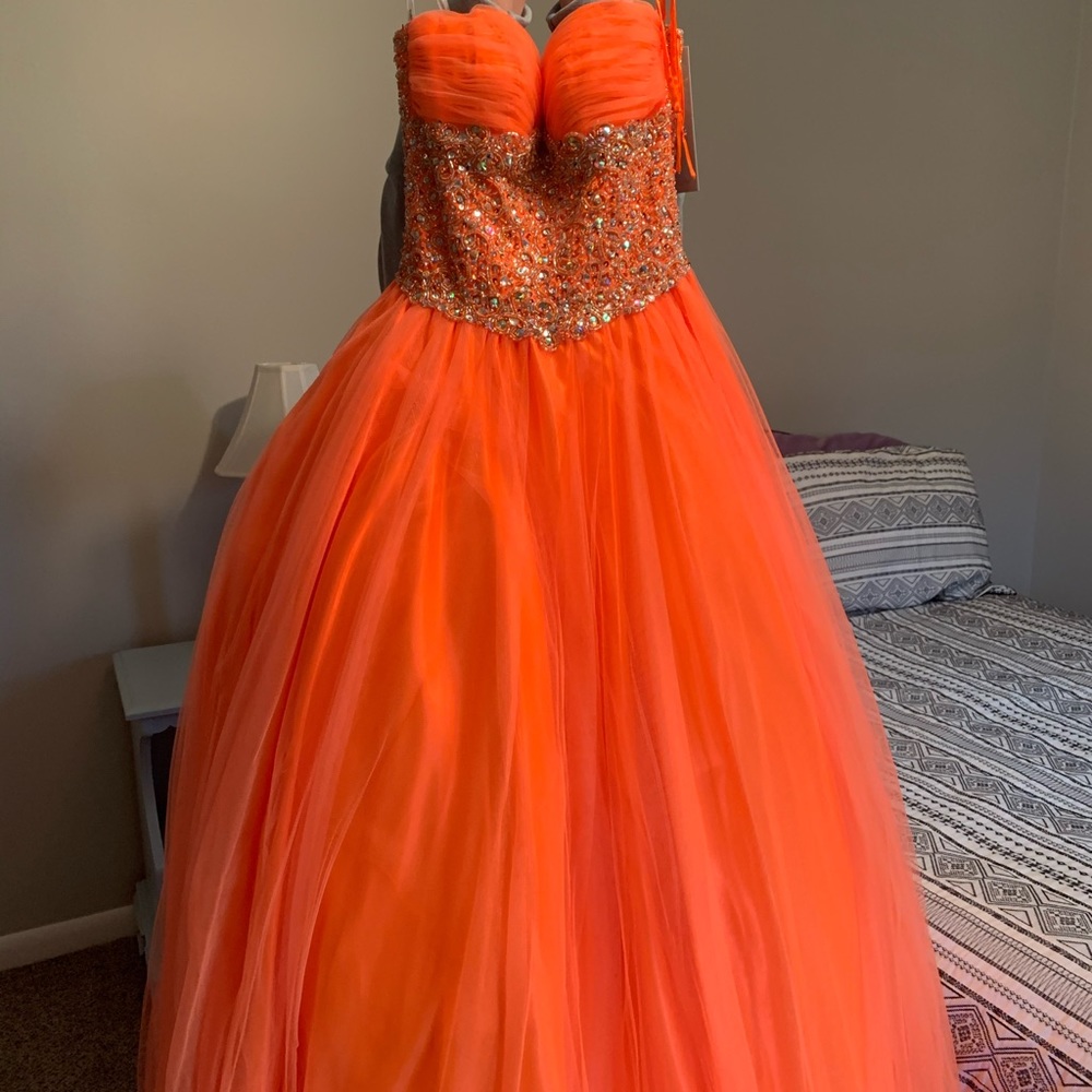 BEAUTIFUL ORANGE 🍊 GOWN